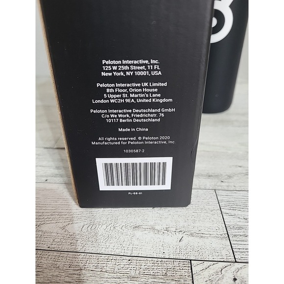 NEW Peloton Glass Water Bottle Black Non-Slip Grip Screw Top 16oz Exercise - Picture 5 of 5